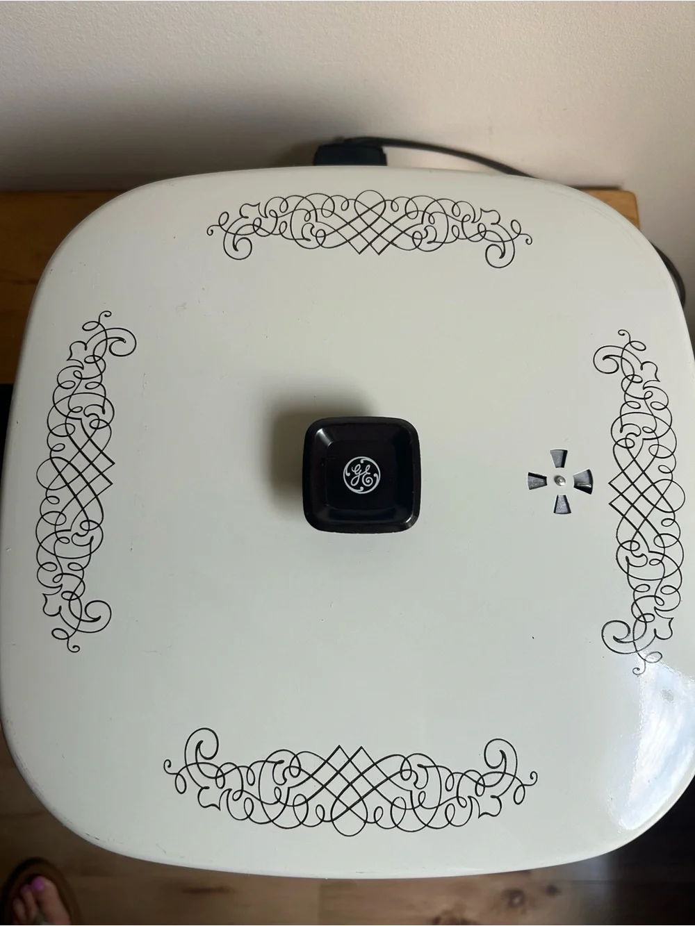 G.E. Electric Skillet with White Decorative Lid - Home Kitchen